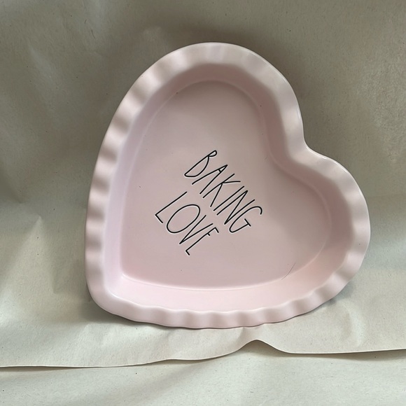 Rae dunn ‘baking love’ cake pan - Picture 1 of 3